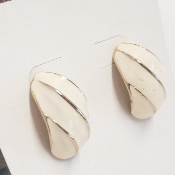 Elegant Vintage Cream & Gold Earrings - Picture 4 of 6